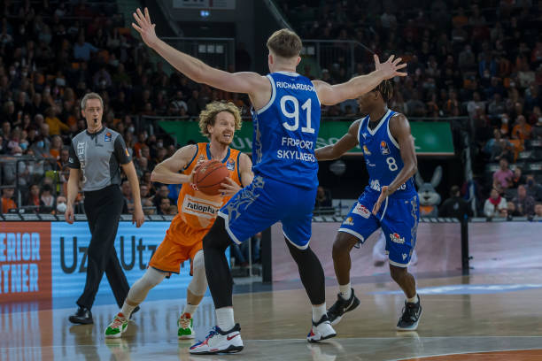 员将展开激 员将展开激